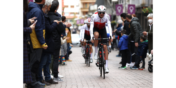 Jon Izagirre sprintet zum Sieg